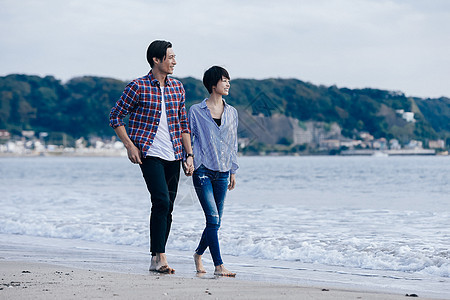 日本人有趣爱人海滩边的情侣图片