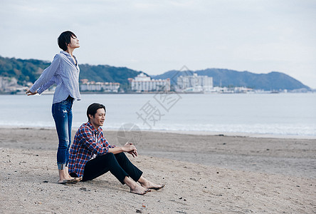 对话女士们二十多岁海滩边的情侣图片