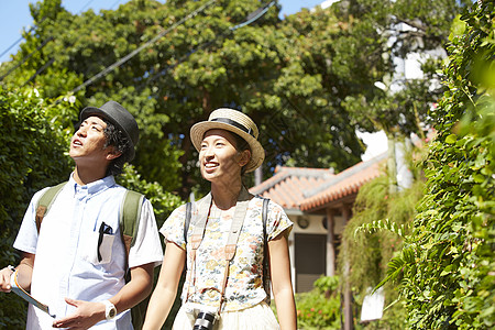 漫步在旅游景区的一对夫妇图片