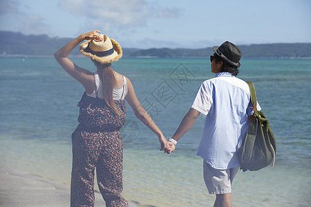 牵手散步的海边情侣图片