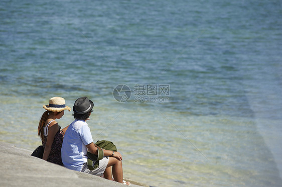 情侣在海边度假图片