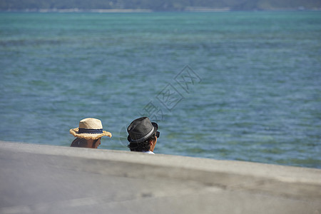 
在海边度假的情侣图片