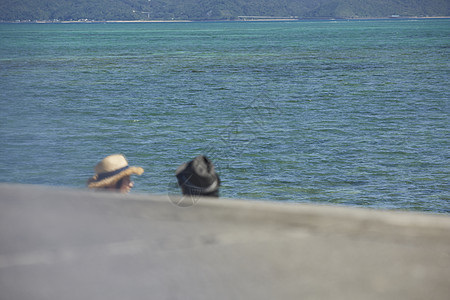 在海边度假的情侣图片