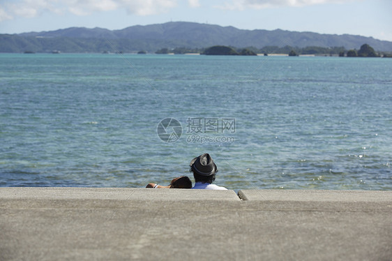 在海边度假的情侣图片