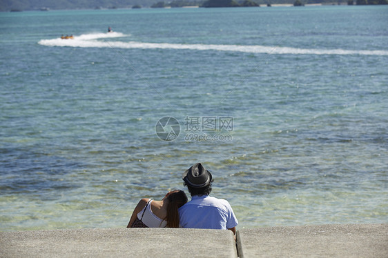 在海边度假的情侣图片