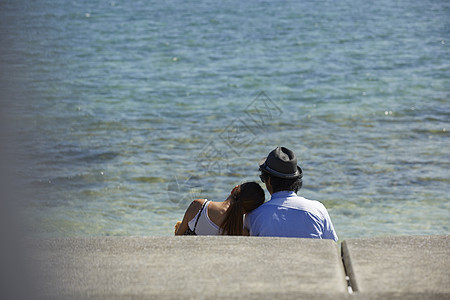  海边一对看海的情侣图片