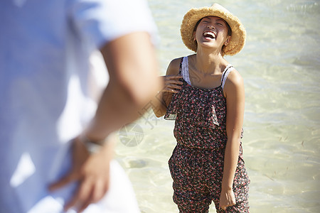  海边开心大笑的女性图片