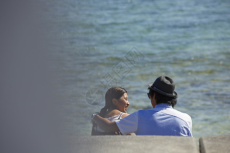  海边搂着女性的男人图片