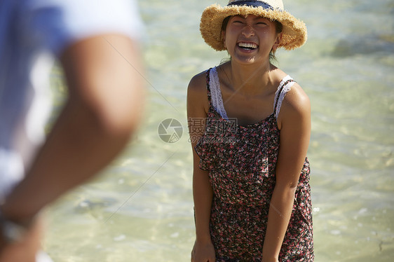  海边戴帽子的女性图片