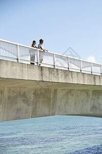   桥上的一对情侣图片