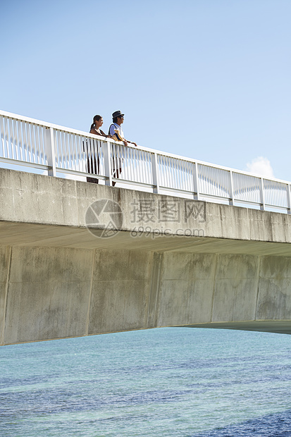   桥上的一对情侣图片