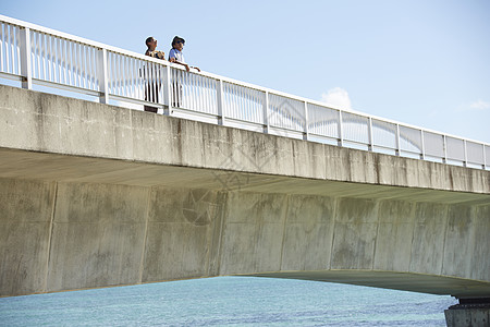 在桥上看风景的夫妇图片