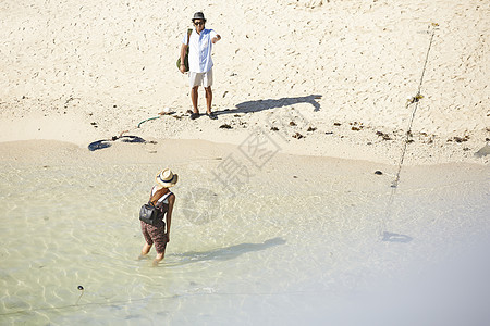 夫妇旅行偏远的岛屿海滩图片