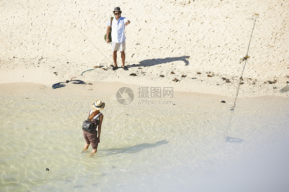 夫妇旅行偏远的岛屿海滩图片