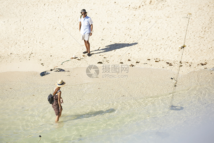 夫妇旅行偏远的岛屿海滩看海图片