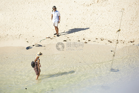 夫妇旅行偏远的岛屿海滩看海图片