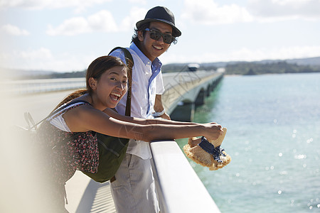女人和男子在桥上放松微笑图片