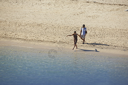 男朋友开心的陪女友去沙滩上图片