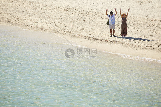 夫妇开心的去岛屿海滩向对面打招呼图片