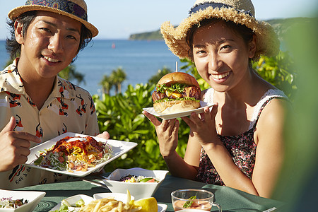 夏日情侣一起吃墨西哥美食图片