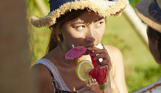 露台女人喝鸡尾酒图片