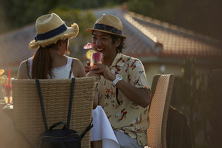 欣赏笑声夏威夷衬衫冲绳夫妇的露台旅行极好的看法图片素材