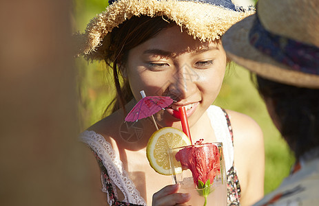  喝鸡尾酒的女性图片