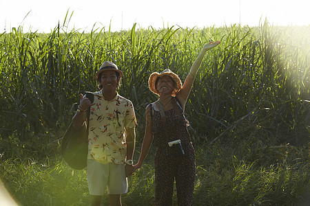 离开岛屿帽子两个人男人和女人吮吸田野观光冲绳图片