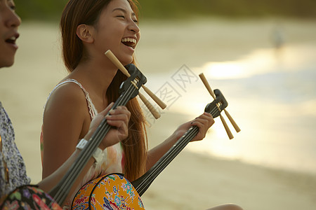  弹吉他的开心女性图片