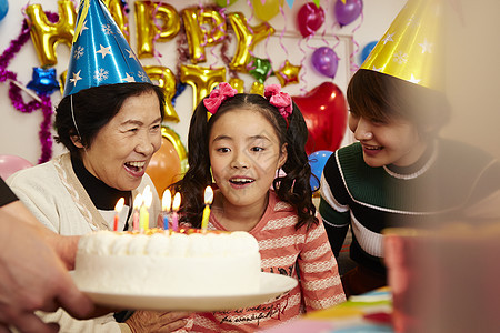 家人为女孩举办生日聚会图片