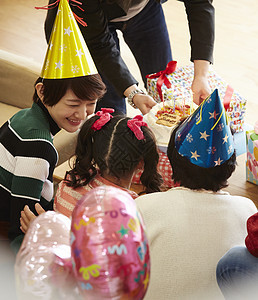 家人为女孩举办生日聚会图片