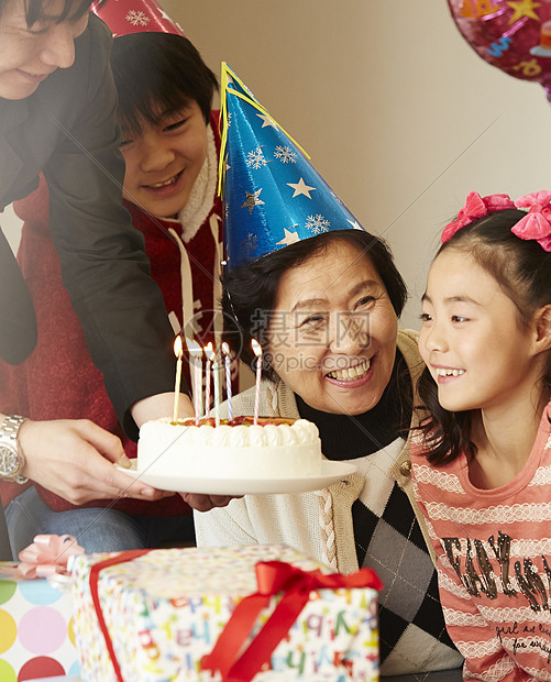 家人和女孩举办生日聚会图片