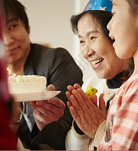 家人和女孩举办生日聚会图片