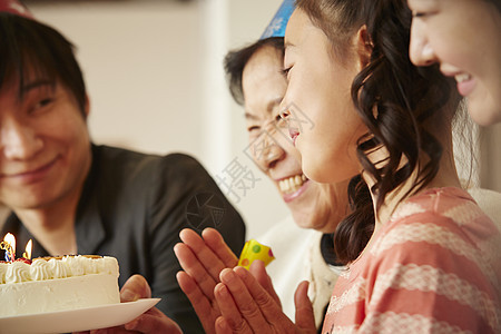 家人为女孩举办生日聚会图片