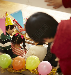 家人和女孩举办生日聚会图片
