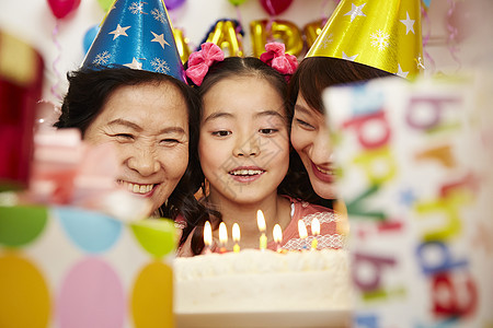 妈妈和奶奶陪女孩一起庆祝生日图片