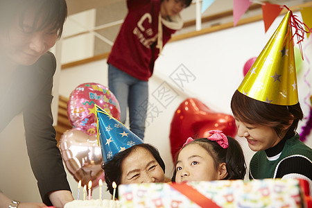 家人和女孩举办生日聚会图片