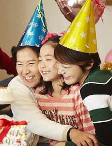 女生聚会女孩和家人一起庆祝生日背景