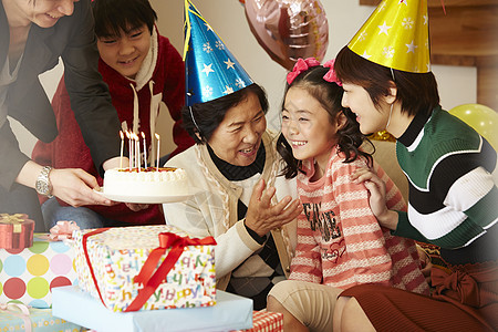 女孩和家人一起庆祝生日图片