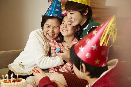 女孩和家人一起庆祝生日图片