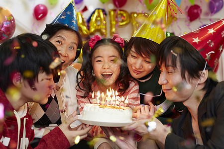家人为女孩举办家庭生日宴图片素材