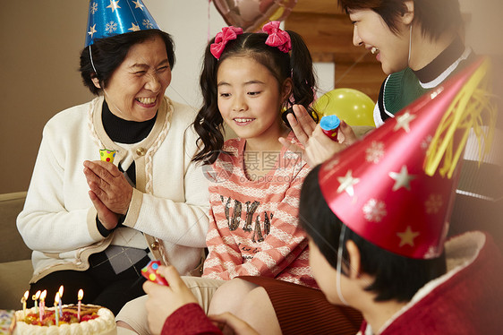 家人为女孩庆祝生日图片