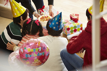 家人为女孩庆祝生日图片