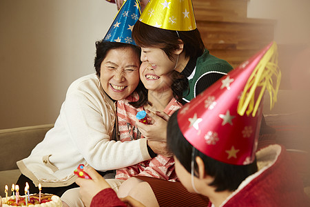 幸福的一家人室内开心拥抱的一家人背景