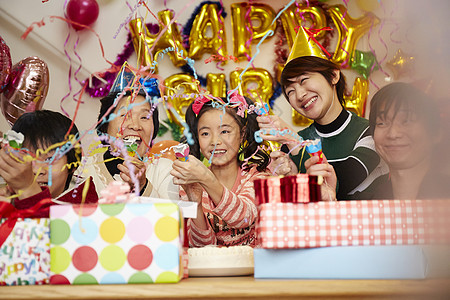 家人为女孩庆祝生日图片