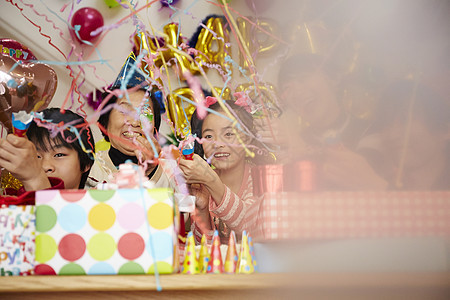 家人为女孩庆祝生日图片