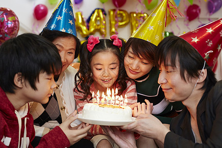 家人为女孩庆祝生日图片