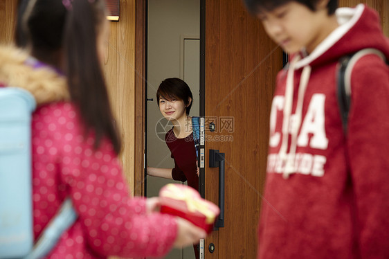 小女孩送小礼物给男孩图片