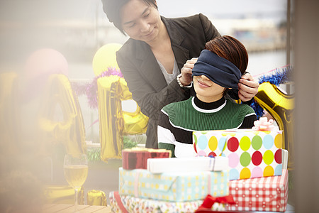 男人给女人准备生日惊喜图片