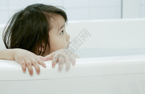 小女孩在浴缸里洗澡图片